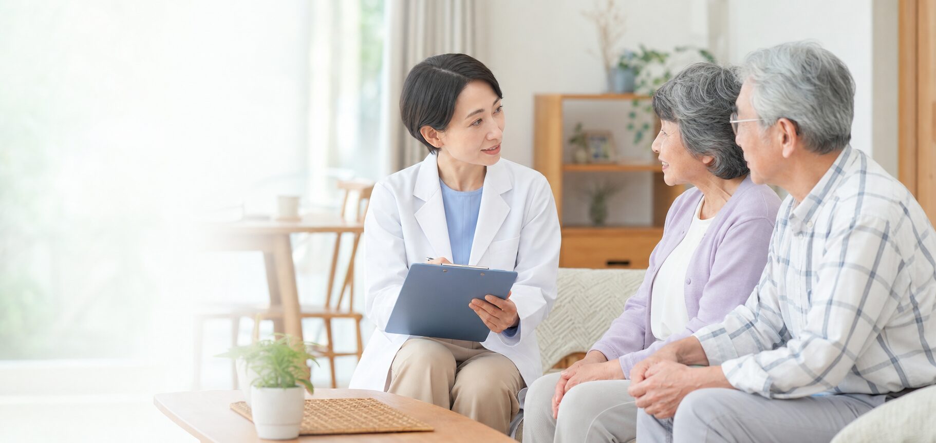 ご自宅で患者さまとご家族に説明する医師のイメージ